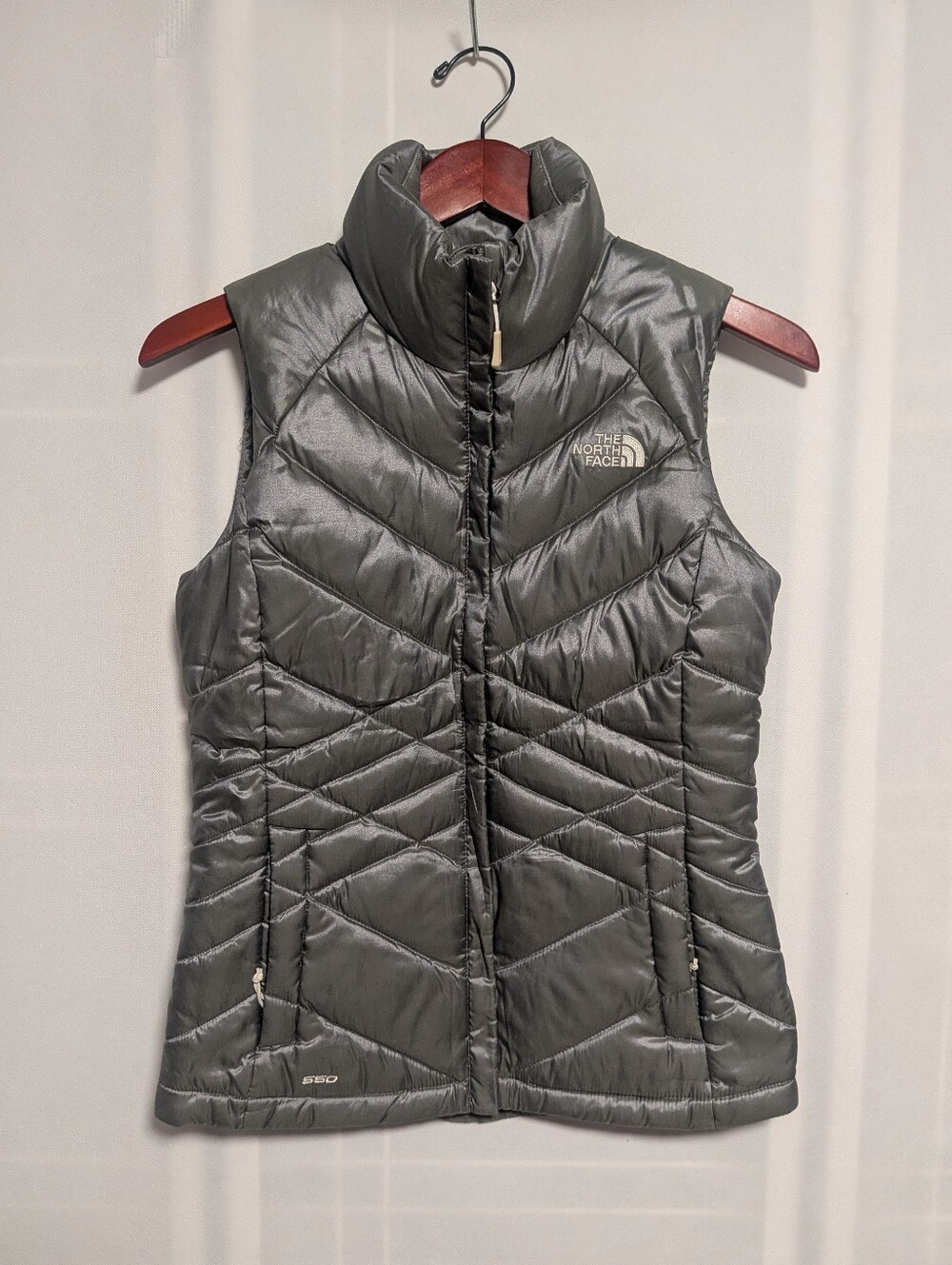 The North Face Women's 550 Down Puffer Vest in a glossy silver finish Size XS